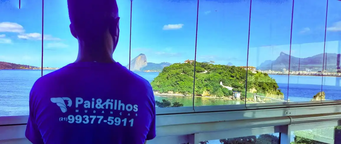Profissional da Pai & Filhos Mudanças em apartamento com vista para Niterói